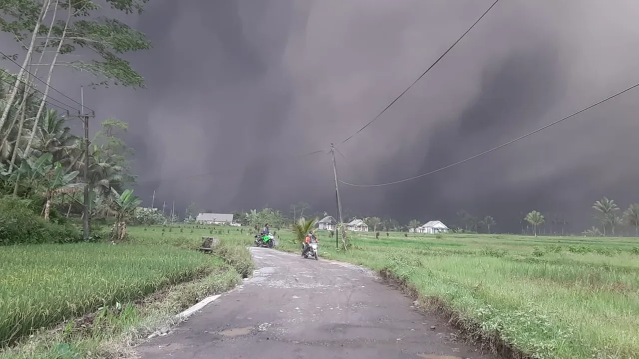 Wakil Bupati Lumajang Minta Tutup Lintasan Masyarakat di Jalur Lahar Gunung Semeru Wakil Bupati Lumajang Minta Tutup Lintasan Masyarakat di Jalur Lahar Gunung Semeru