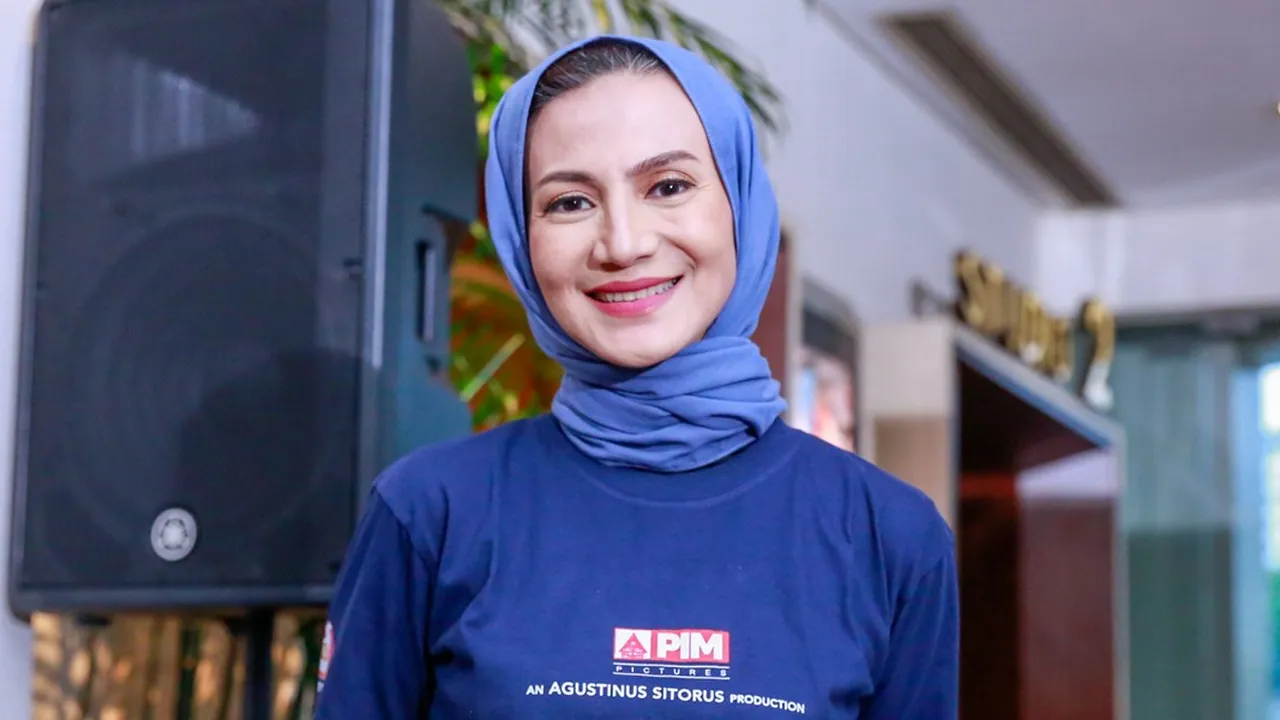 Wanda Hamidah Turun ke Jalan, Bagikan Makanan kepada Pendemo di Depan Gedung DPR