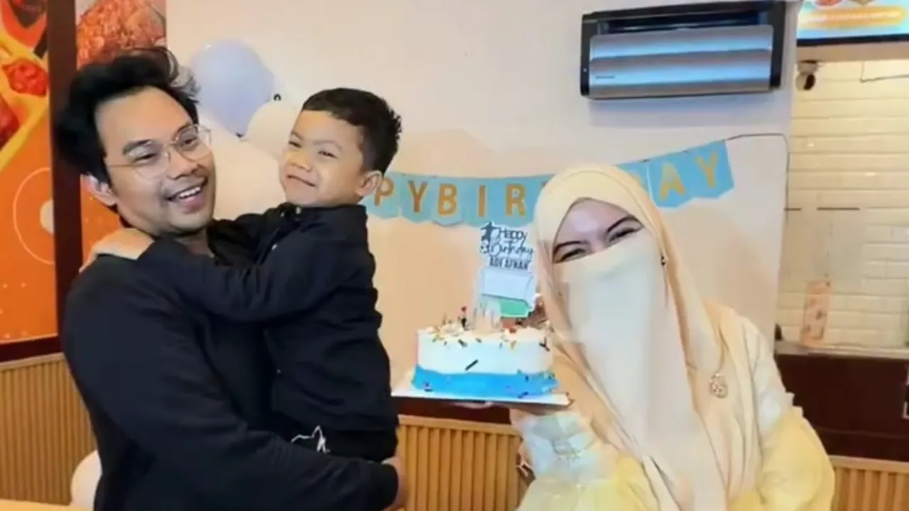 Wardatina Mawa Rayakan Ultah Anak Bareng Mantan Suami Wardatina Mawa Rayakan Ultah Anak Bareng Mantan Suami