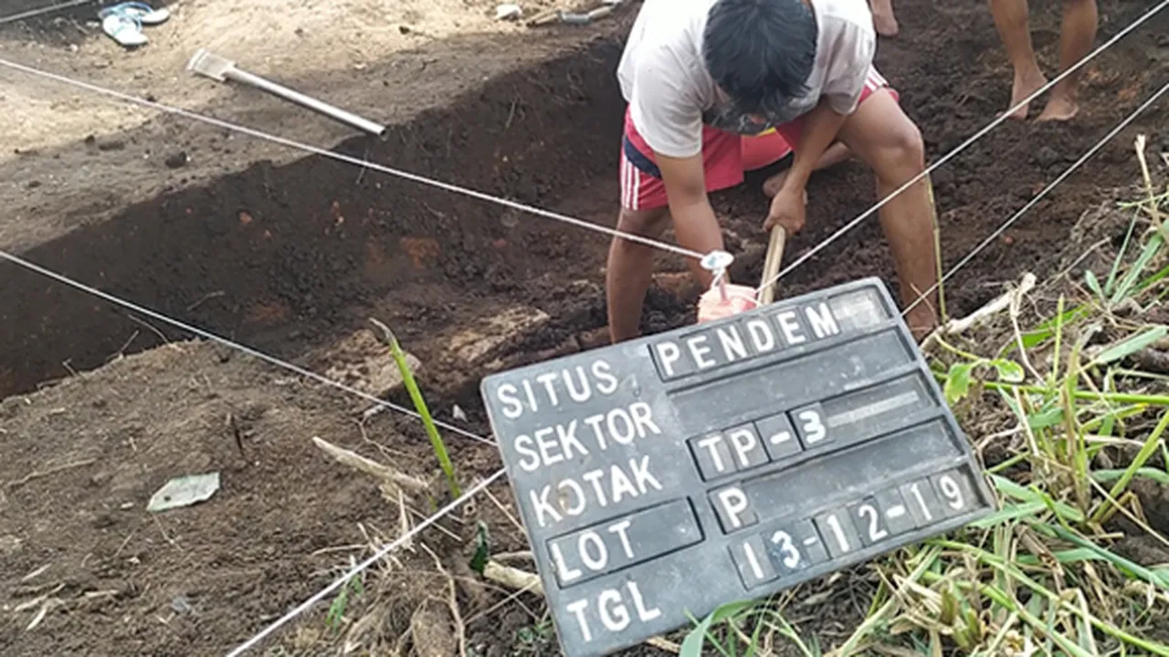 Warga Batu Temukan Susunan Bata Kuno Saat Tanam Alpukat di Pekarangan