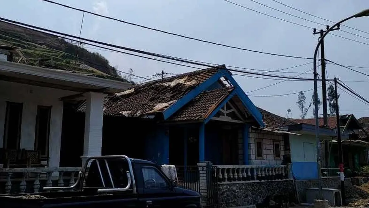Warga Korban Bencana Puting Beliung di Kota Batu Sudah Mulai Bersihkan Rumah Mereka