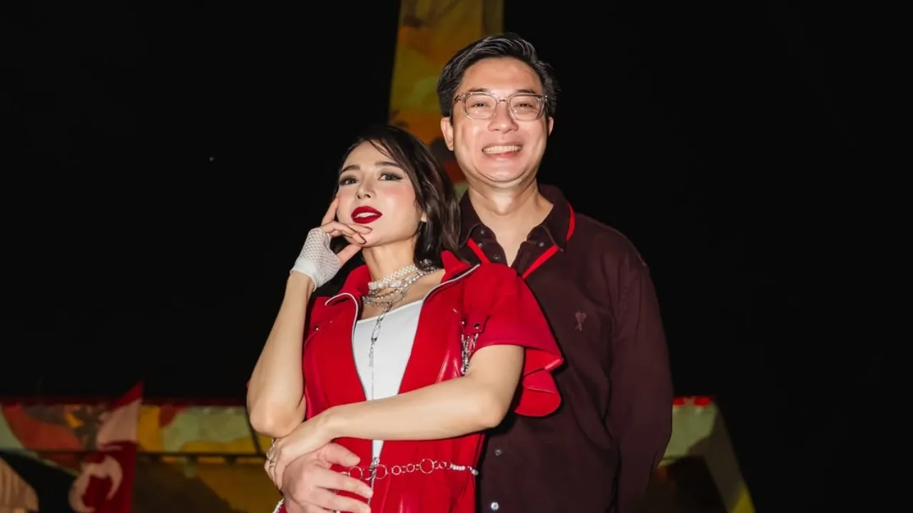 Wika Salim Unggah Foto Latar Biru Bareng Max, Netizen Beri Doa Kelancaran