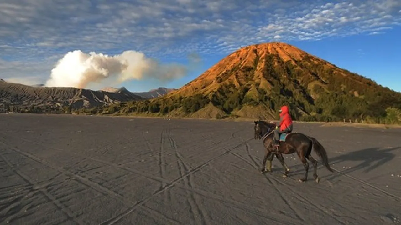 Wisatawan Hilang di Gunung Bromo, Tinggalkan Jejak Sepeda Motor dan HP