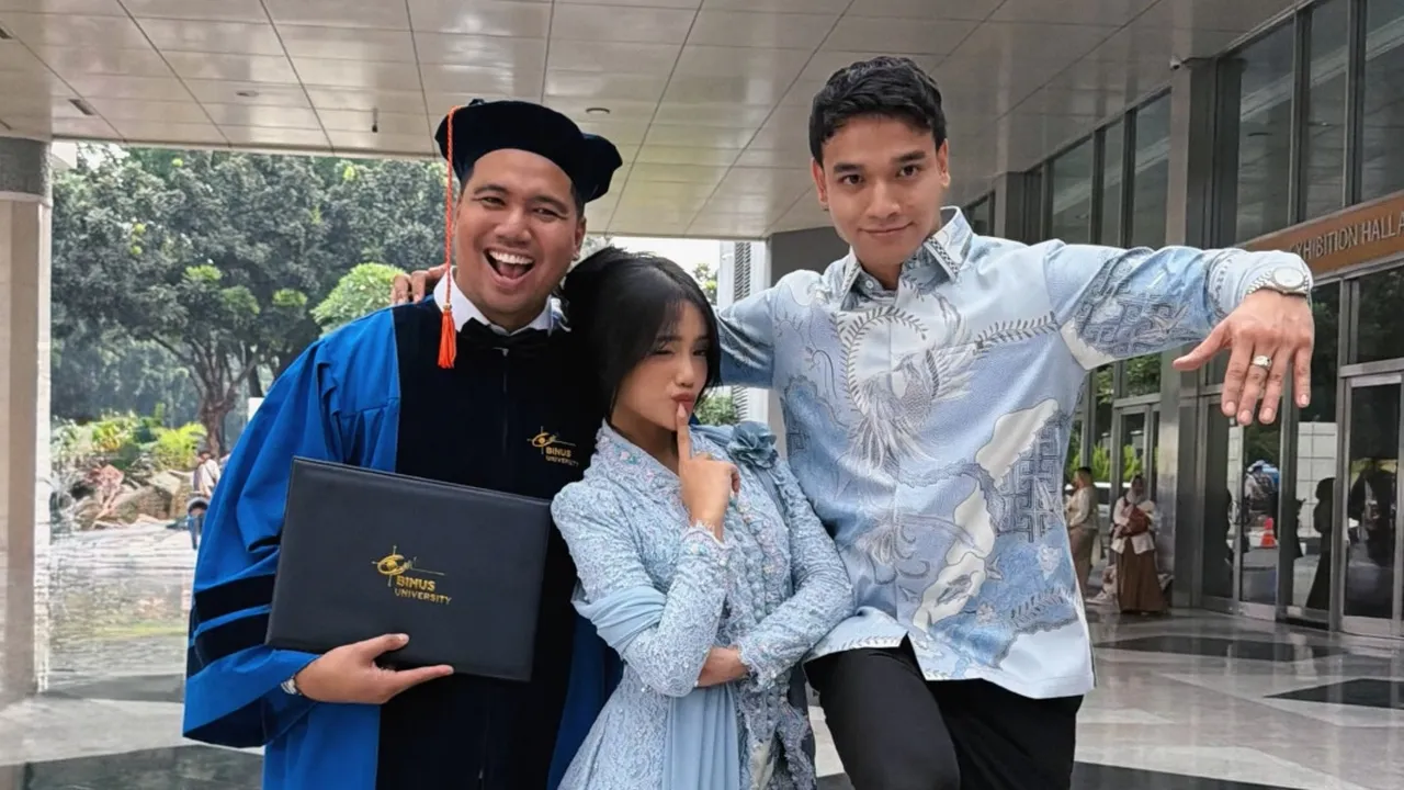 Wisuda S2, Frans Faisal Didampingi Fuji hingga Orangtua