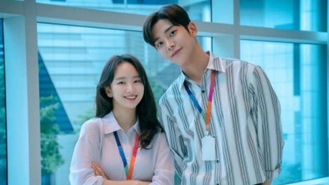 Won Jin Ah dan Rowoon SF9 Ciuman di Tengah Jalan dalam Poster Drama 'SUNBAE, DON'T PUT UP THAT LIPSTICK' Won Jin Ah dan Rowoon SF9 Ciuman di Tengah Jalan dalam Poster Drama 'SUNBAE, DON'T PUT UP THAT LIPSTICK'