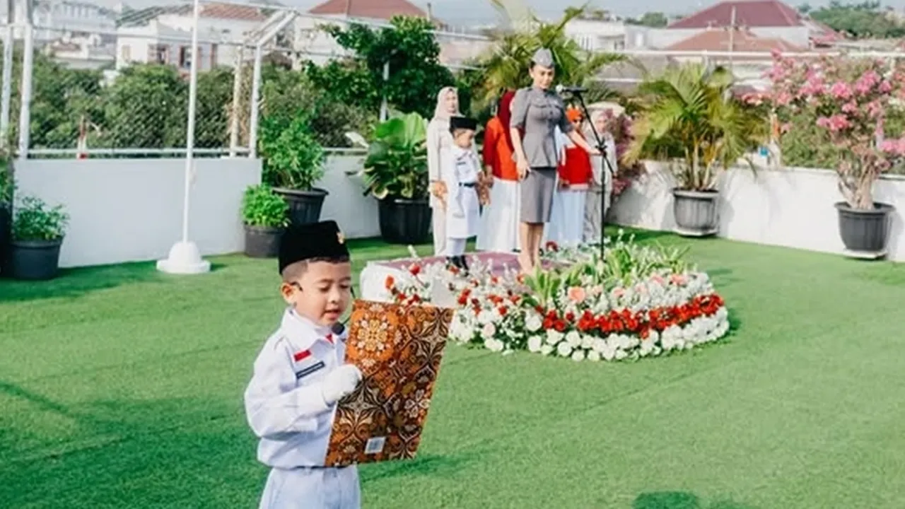 Yuni Shara Gelar Upacara 17 Agustus Bersama Murid PAUD Miliknya di Batu Yuni Shara Gelar Upacara 17 Agustus Bersama Murid PAUD Miliknya di Batu