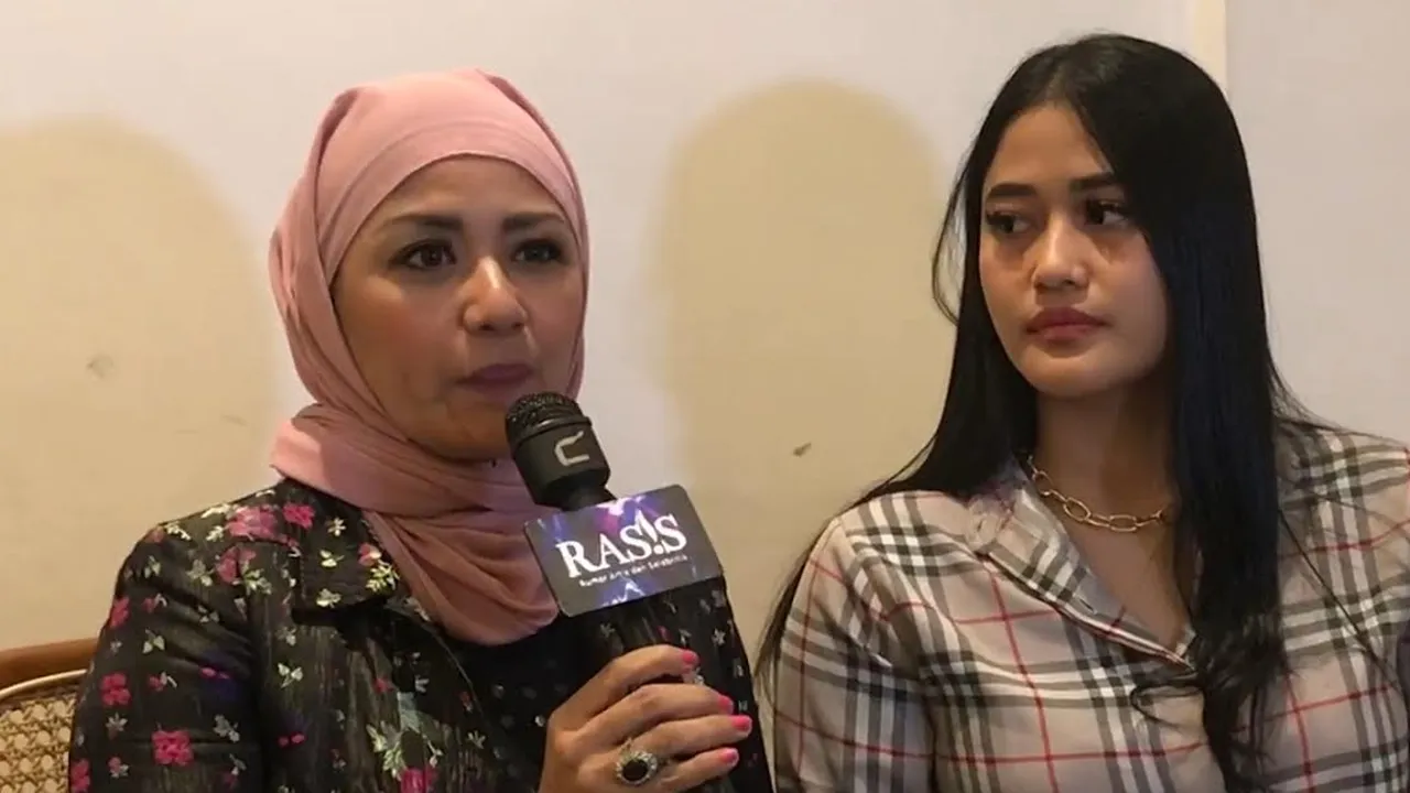 Yuyun Sukawati Buka Lembaran Baru dengan Berhijab Yuyun Sukawati Buka Lembaran Baru dengan Berhijab