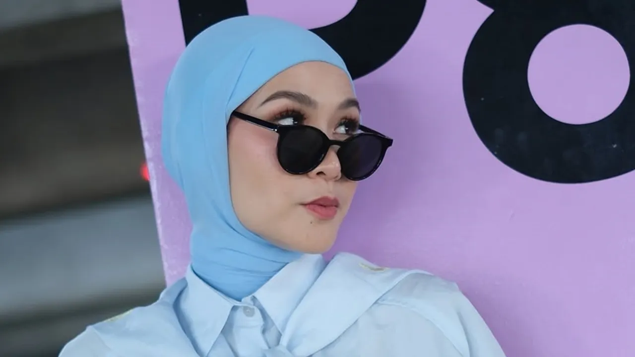 Zaskia Adya Mecca Ceritakan Pengalaman Pertama Pakai Kacamata Plus Menjelang Usia 40 Tahun