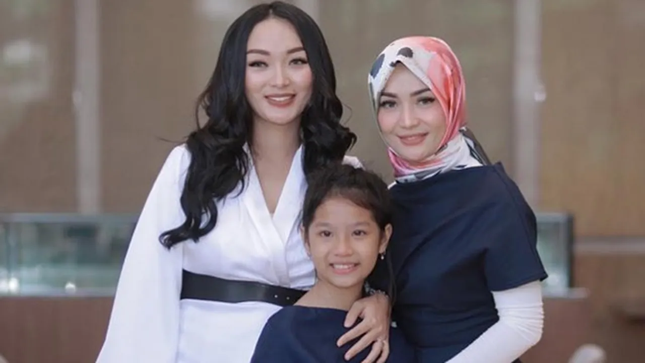 Zaskia Gotik Puji Mantan Istri Sirajuddin, Netizen Julid