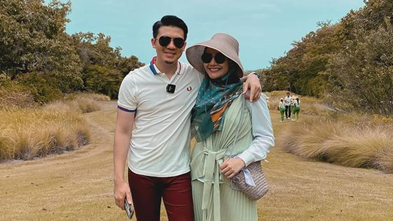 Zaskia Sungkar Makan Nasi Bungkus Lupa Lepas Masker, Irwansyah: Gobl*k Zaskia Sungkar Makan Nasi Bungkus Lupa Lepas Masker, Irwansyah: Gobl*k