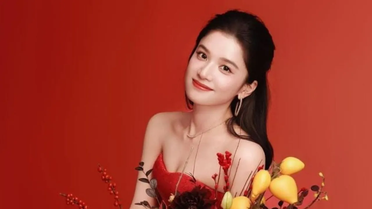 7 Potret Zhang Jing Yi, Aktris Tiongkok dengan Gaya Fashion yang Menginspirasi