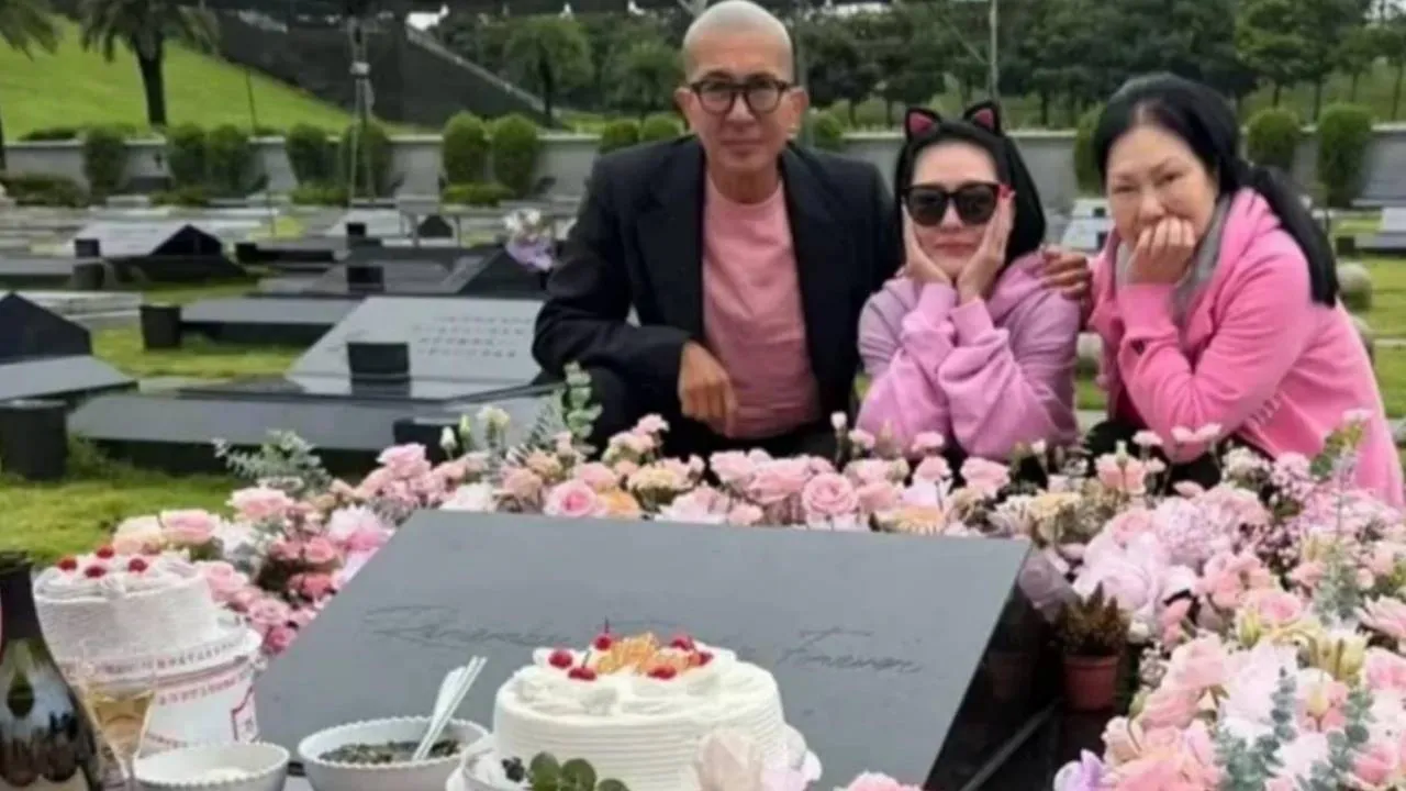 Ziarah ke Makam Barbie Hsu di Hari Ulang Tahun, Koo Jun Yup dan Keluarga Bikin Fans Terharu Ziarah ke Makam Barbie Hsu di Hari Ulang Tahun, Koo Jun Yup dan Keluarga Bikin Fans Terharu
