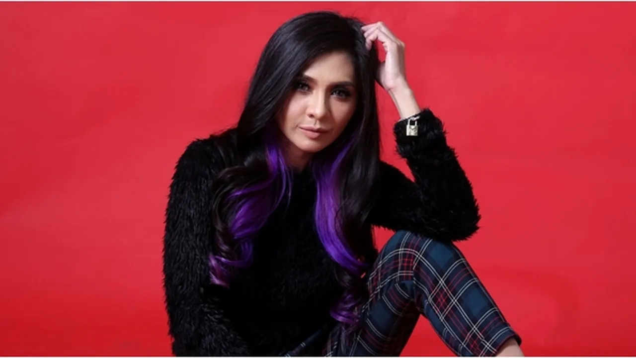 Zizi Kirana Penyanyi Hiphop Yang Menyukai Dangdut