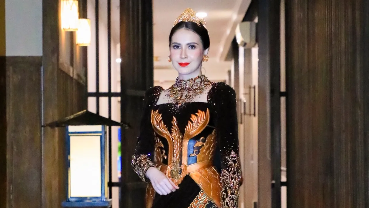Arumi Bachsin Berbatik di Kriyanusa 2026, Gaun Terinspirasi Tribhuwana Tunggadewi