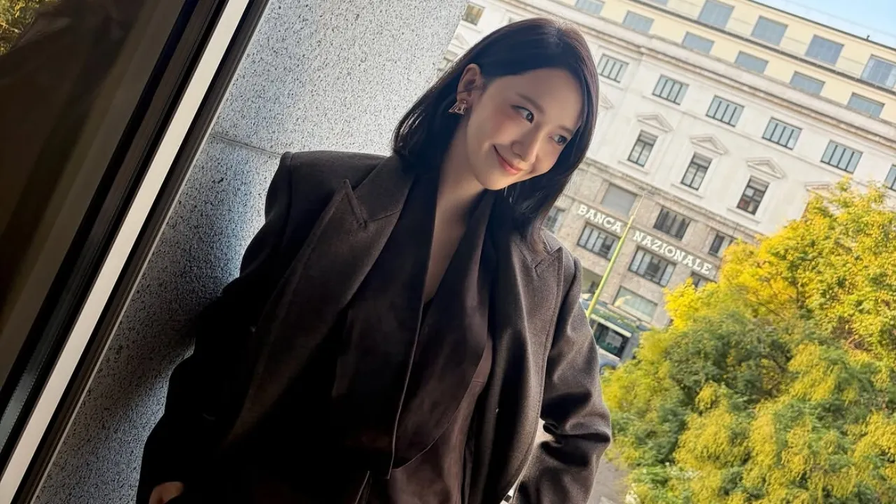 Potret Cantik YoonA Hadiri Show Max Mara di Milan Fashion Week