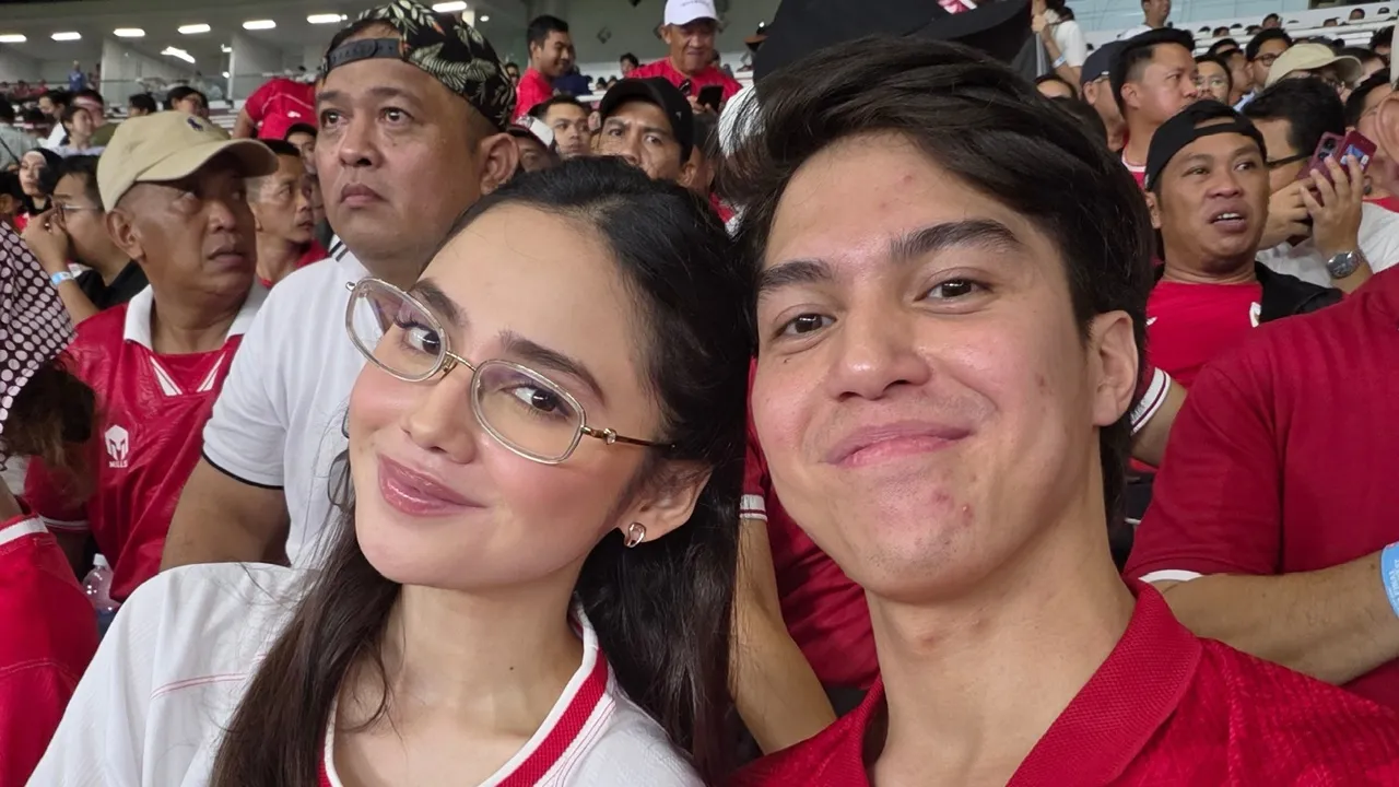 Potret El Rumi dan Syifa Hadju Nonton Timnas Indonesia Juara FIFA ASEAN Cup 2026