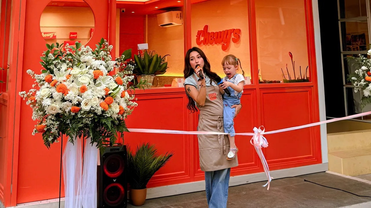 Potret Jennifer Coppen Soft Opening Toko Chewy’s, Berawal dari Duka