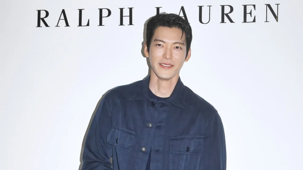 Potret Kim Woo Bin di Photocall Ralph Lauren, Pesona Suami Shin Min Ah