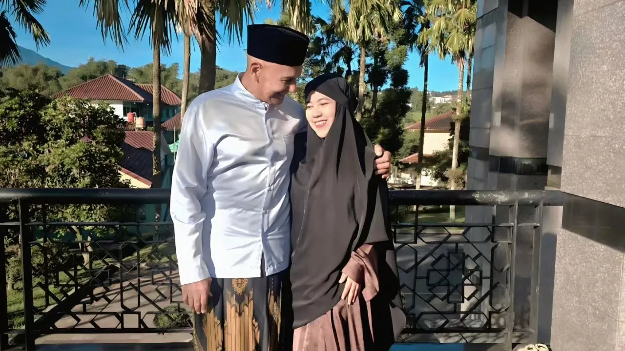 Potret Mark Sungkar & Santi Asokamala Rayakan Anniversary 12 Tahun
