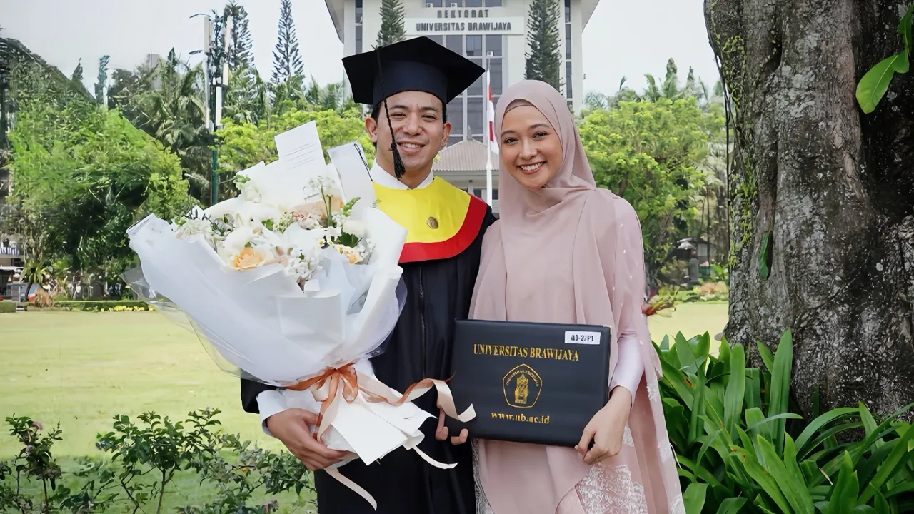 Potret Poppy Bunga Rayakan Suami Wisuda S3 di UB, Ungkap Pesan Haru