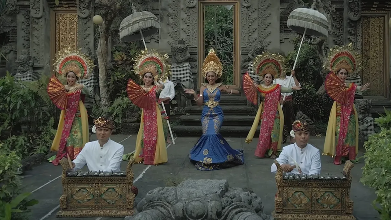 Lirik Wonderland Indonesia feat Novia Bachmid