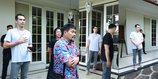 Potret Proses Eksekusi Rumah Atalarik Syach Dilanjutkan Usai Negosiasi Sebelumnya Alot