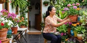 7 Cara Menata Bunga Hias di Teras Sempit agar Rumah Lebih Segar dan Rapi