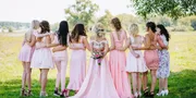 7 Model Baju Bridesmaid Elegan untuk Tampil Memukau di Momen Spesial Pernikahan