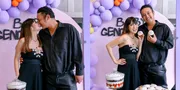 7 Potret Gender Reveal Anak Adiezty Fersa dan Gilang Dirga, Kompak Tampil Bak 'Ross &#38; Rachel dalam Serial Friends' - It's A Boy!