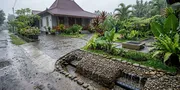 9 Cara Mengatasi Air Hujan yang Mengalir dari Jalan Masuk ke Halaman Rumah