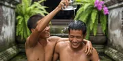 Arti Mimpi Disiram Air oleh Teman Menurut Psikologi dan Primbon Jawa