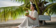 Arti Mimpi Minum Air Kelapa Muda Hijau: Tafsir Kesehatan, Rezeki, dan Makna Spiritualnya