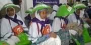Beda Dari Negara Lain, Jamaah Haji Indonesia Kenakan Topi Caping!