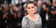 Capek Pakai Heels, Kristen Stewart Pilih Nyeker di Red Carpet Cannes 2018