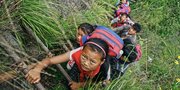 Demi Sekolah, Anak-Anak Ini Rela Panjat Tebing Setinggi 800 Meter