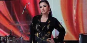 Dewi Perssik Selfie Cantik Bukan Maksud Menggoda Tapi Memang Susah Dilupakan