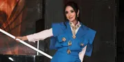 Dewi Perssik Tampil Stylish saat Jadi Juri Dangdut Academy 8