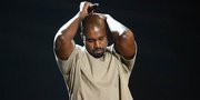Emosional, Kanye West Peluk Erat Sahabatnya Sambil Nangis di Runway