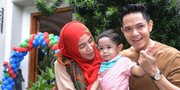[Foto] Baru 2 Tahun, Rendra Anak Alyssa Soebandono - Dude Harlino Sudah Pintar Salat