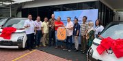 KB Bukopin Serahkan 4 Unit Mobil Listrik ke Nasabah Lewat Program STAR SERU