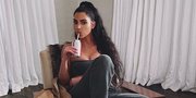 Kim Kardashian Posting Foto Bareng Kanye, Ekspresi Belum Siap North West Bikin Ngakak