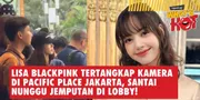 Lisa BLACKPINK Tertangkap Kamera di Pacific Place Jakarta, Santai Nunggu Jemputan di Lobby