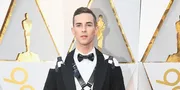 Pakai Strap, Adam Rippon Curi Perhatian di Red Carpet OSCAR 2018