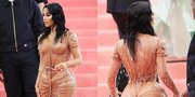 Pinggang Ramping Kim Kardashian Jadi Kontroversi, Benarkah Cabut Tulang Rusuk?