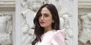 Potret Syifa Hadju Tampil Classy Saat Menikmati Venice, Outfit Soft Pink-nya Cantik