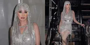 Potret Terbaru Dewi Perssik saat Manggung dengan Gaya Cleopatra Bling-Bling