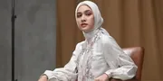 Rekomendasi Model Baju Lebaran 2025 Warna Putih, Pancarkan Pesona Anggun dan Elegan