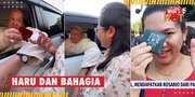 Rela Menunggu di Pinggir Jalan, Ibu Hamil dan Anak-Anak Bahagia Dapat Rosario Dari Paus Fransiskus