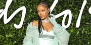 Rilis Koleksi Lingerie Terbaru, Rihanna Pose Topless di Atas Ranjang