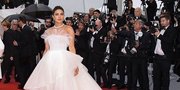 Sudah Pakai Gaun Super Cantik, Priyanka Chopra Santai Makan Pizza di Balkon